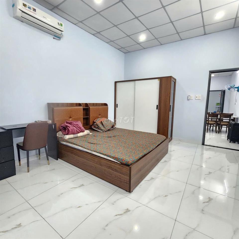 Cho thuê nhà mặt tiền Hoàng Văn Thụ, 4m x 30m, 4pn5wc