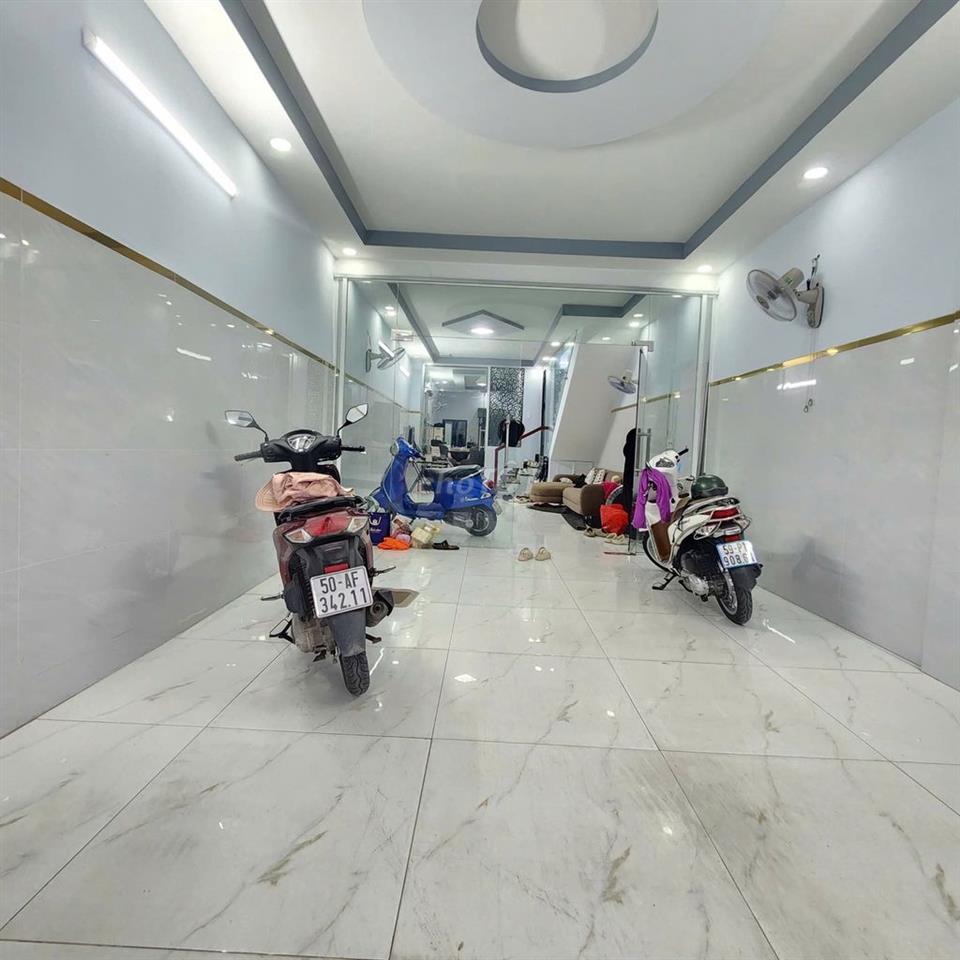Cho thuê nhà mặt tiền Hoàng Văn Thụ, 4m x 30m, 4pn5wc