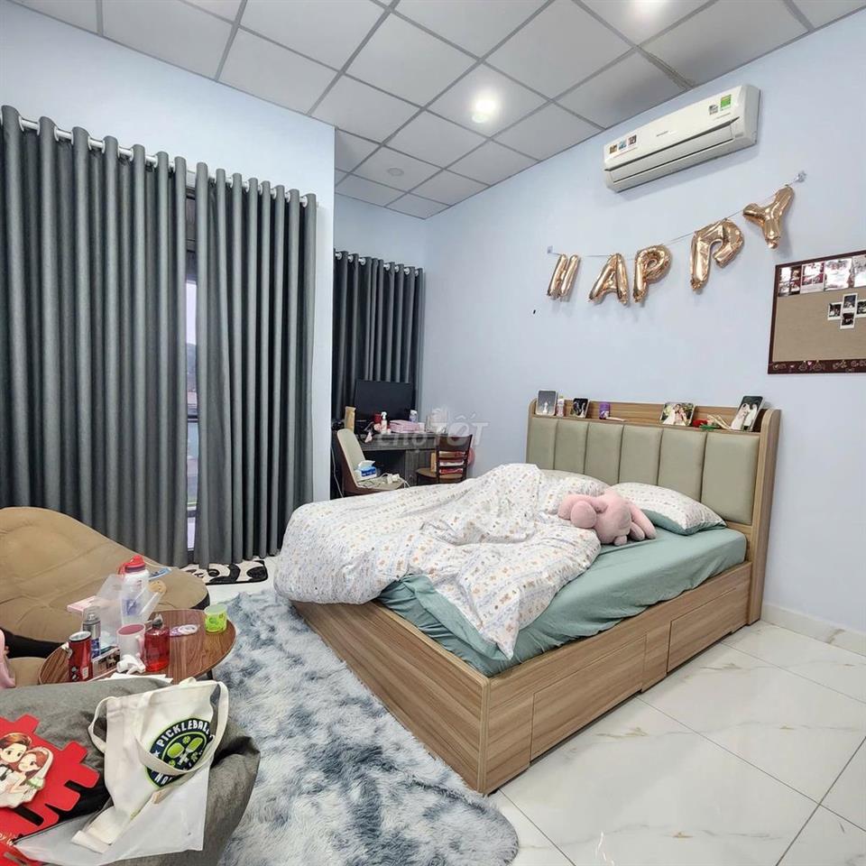 Cho thuê nhà mặt tiền Hoàng Văn Thụ, 4m x 30m, 4pn5wc