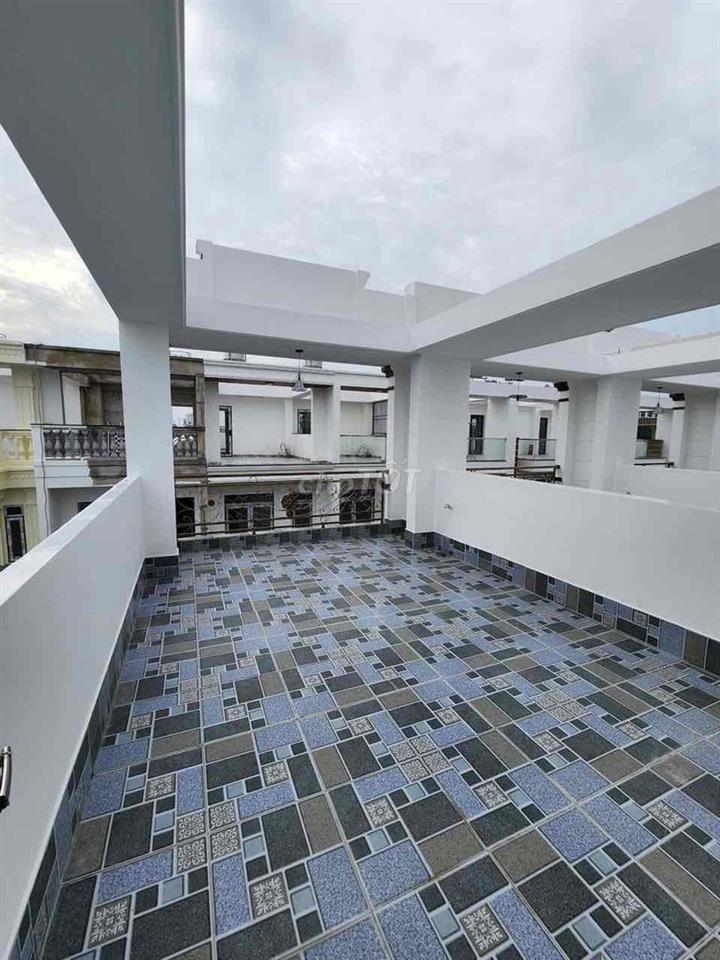 Nhà mới xây hiện đại, 3 lầu, 4 phòng ngủ