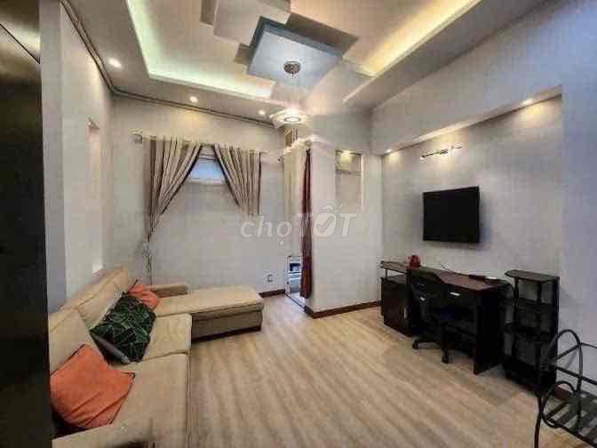 Sát mặt tiền Lý Thái Tổ .Q10 . full nội thất . 3pn .ngang 4,2m
