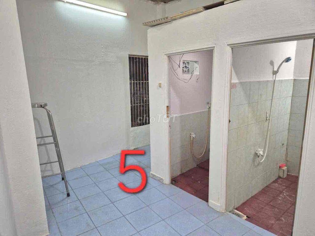 Sát mặt tiền An Bình . Quận 5 - 5pn - nở hậu L