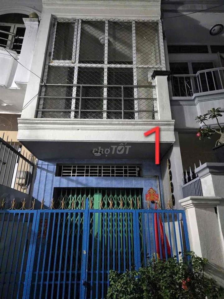 Sát mặt tiền An Bình . Quận 5 - 5pn - nở hậu L