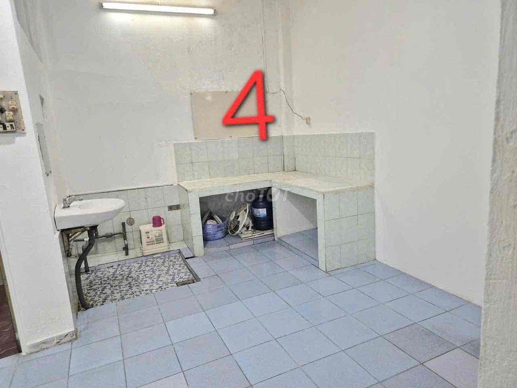 Sát mặt tiền An Bình . Quận 5 - 5pn - nở hậu L
