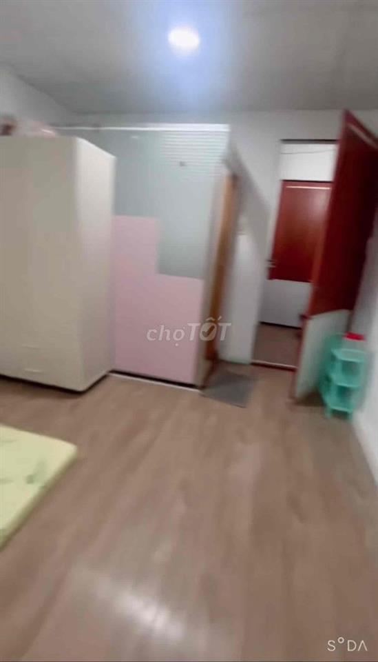 PHÒNG LẦU 2 BAN CÔNG BẾP TÁCH LÝ THÁI TỔ Q3 GIỜ TỰ DO KO CHUNG CHỦ