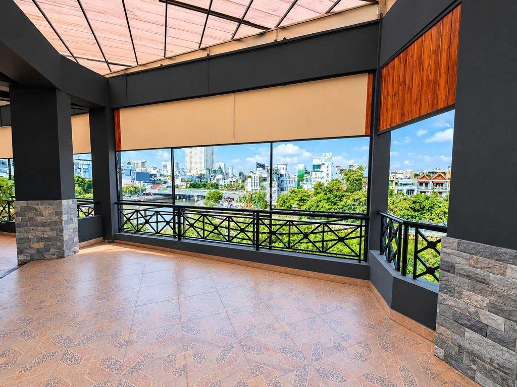 CHO THUÊ SÂN THƯỢNG 357-359 HOÀNG SA, Q1 – 250M², THANG MÁY, 35TR