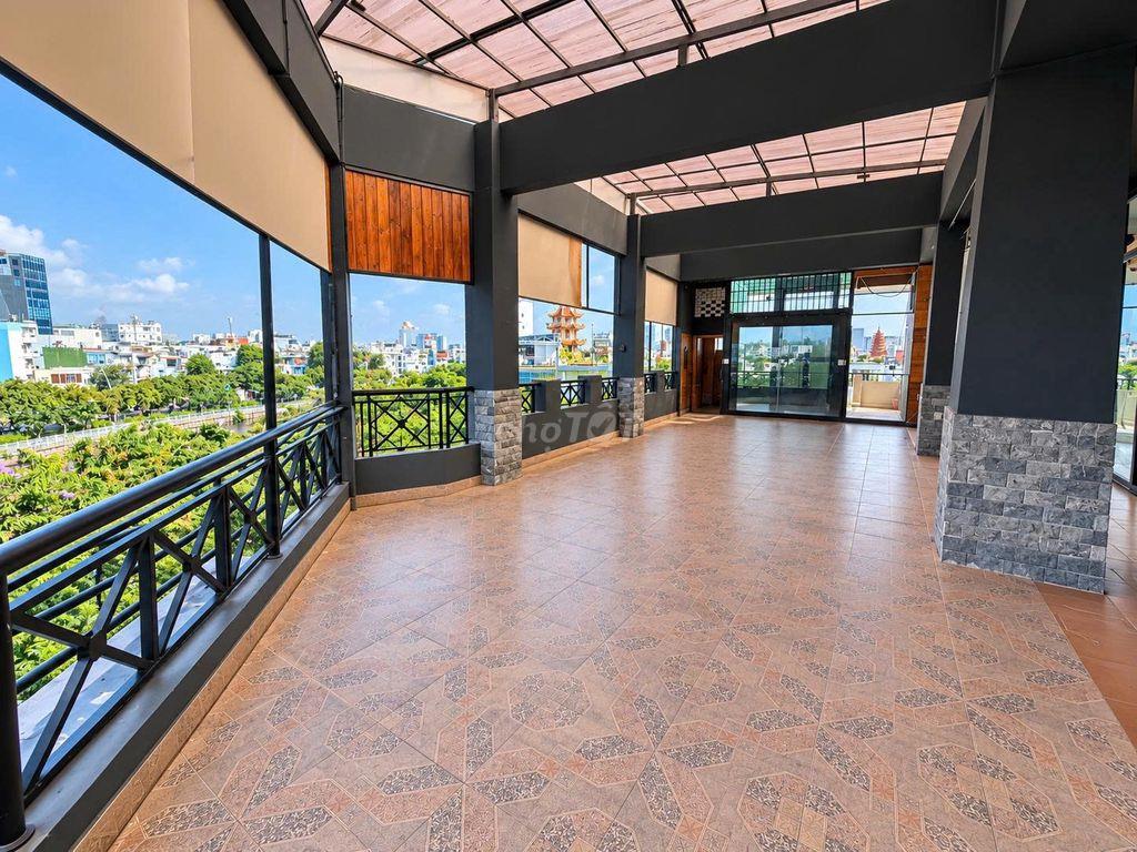 CHO THUÊ SÂN THƯỢNG 357-359 HOÀNG SA, Q1 – 250M², THANG MÁY, 35TR