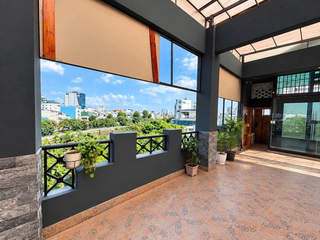CHO THUÊ SÂN THƯỢNG 357-359 HOÀNG SA, Q1 – 250M², THANG MÁY, 35TR