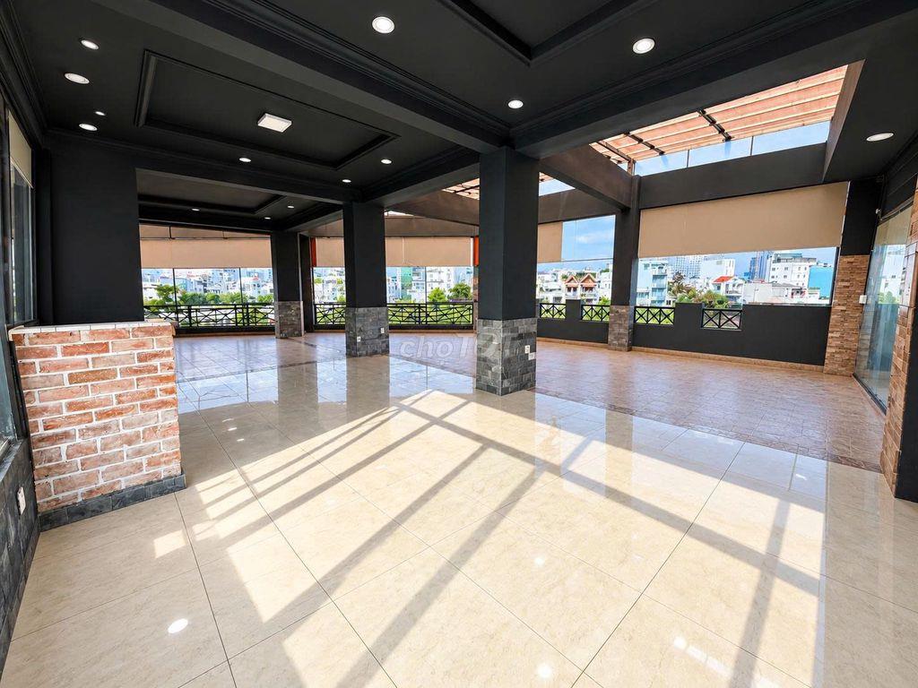 CHO THUÊ SÂN THƯỢNG 357-359 HOÀNG SA, Q1 – 250M², THANG MÁY, 35TR