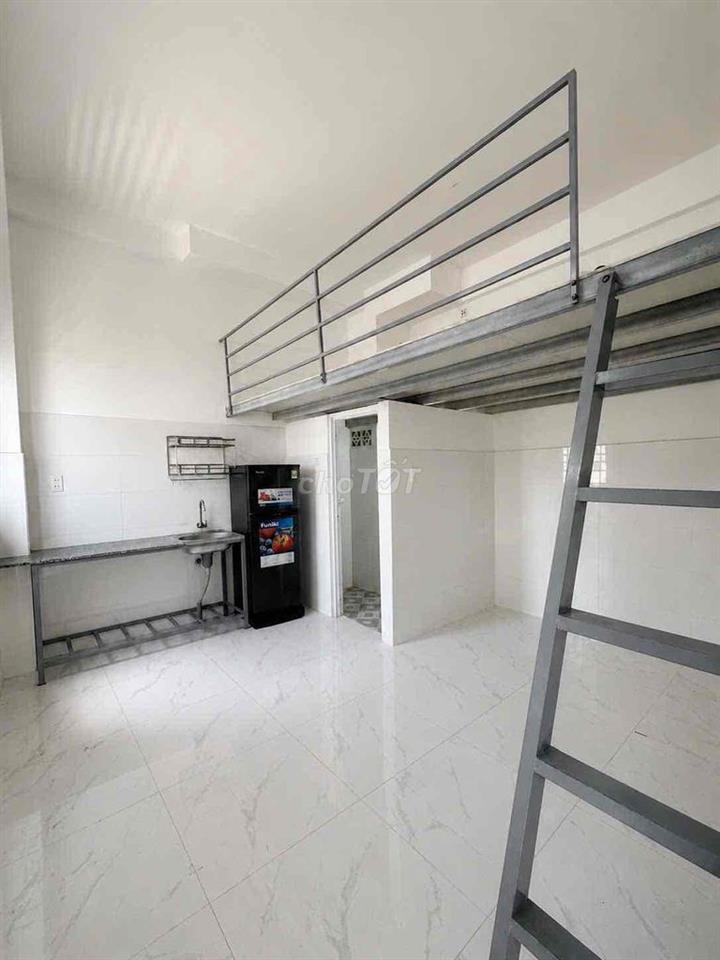 phòng có gác cửa sổ thang máy Bình Lợi free 4xe