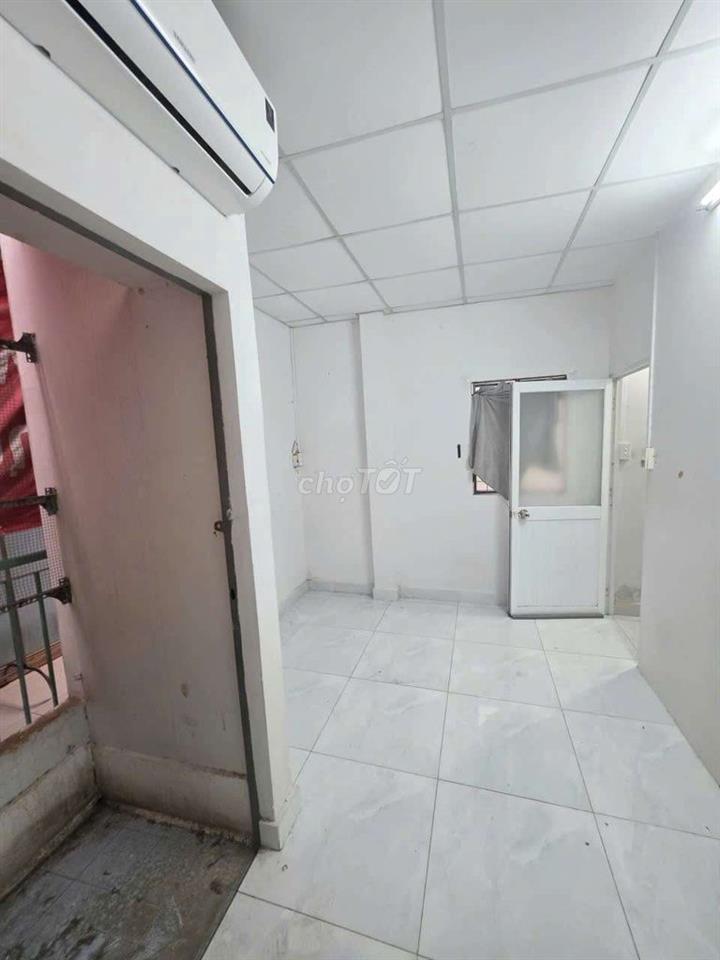 chính chủ cho thuê nhà 2pn , 2wc - mới sơn , có máy lạnh : 9tr , cọc 1