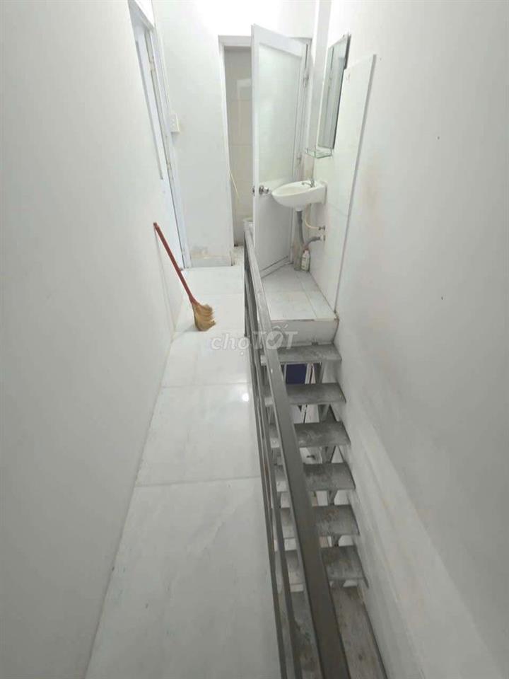 chính chủ cho thuê nhà 2pn , 2wc - mới sơn , có máy lạnh : 9tr , cọc 1
