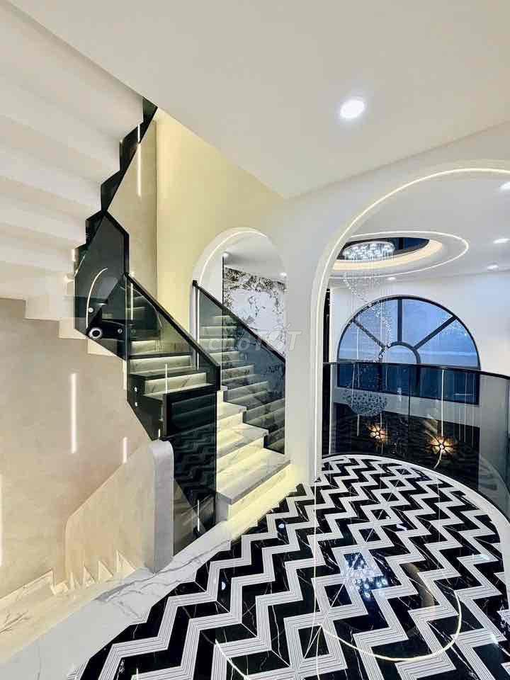 320m2 diện tích sử dụng, hxh, thang máy chỉ nhỉnh 10 đồng còn bớt lộc