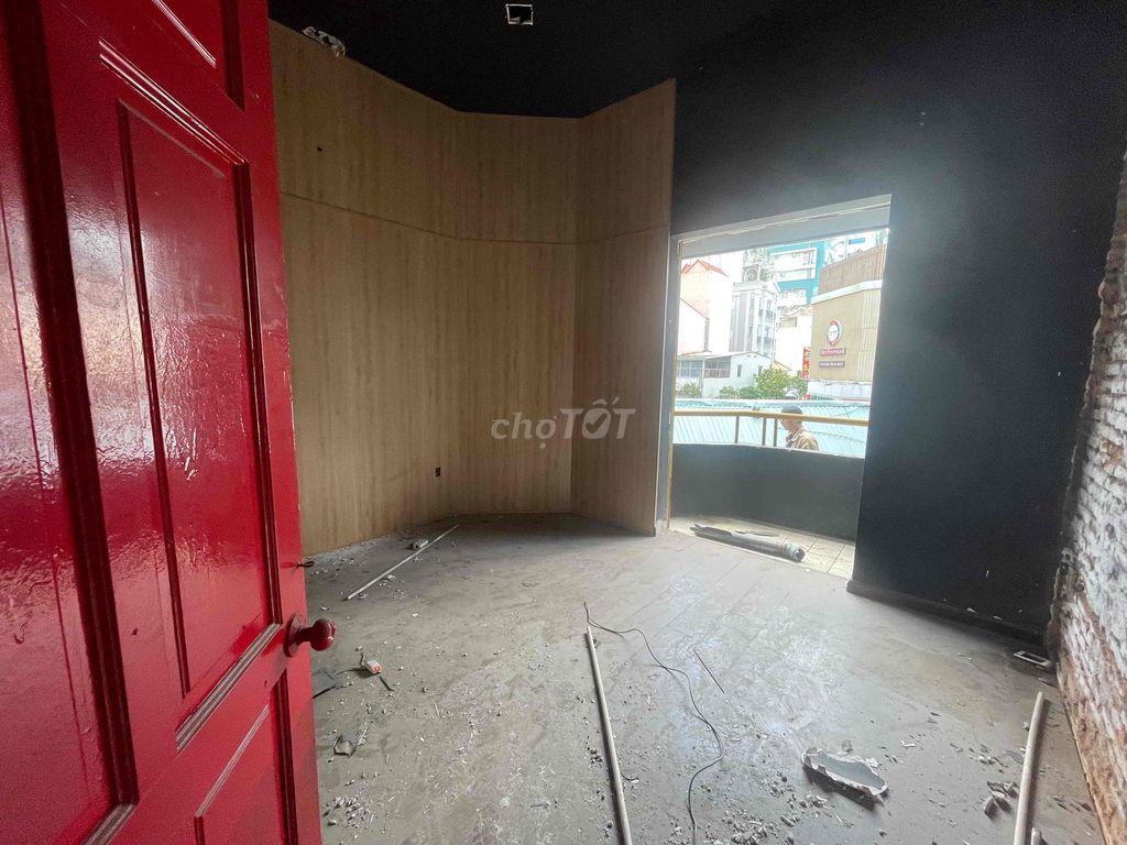 BIỆT THỰ CỔ XƯA GIỮA LÒNG QUẬN 1 !! - VỊ TRÍ TẬP TRUNG NHIỀU KHÁCH TÂY