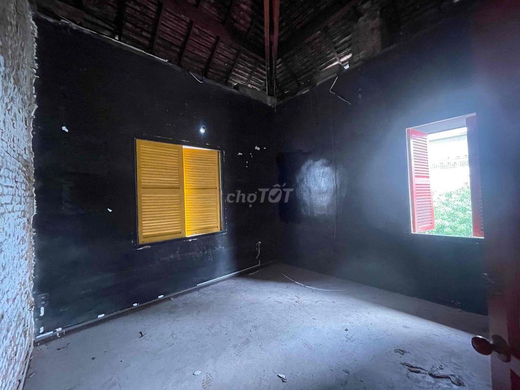 BIỆT THỰ CỔ XƯA GIỮA LÒNG QUẬN 1 !! - VỊ TRÍ TẬP TRUNG NHIỀU KHÁCH TÂY