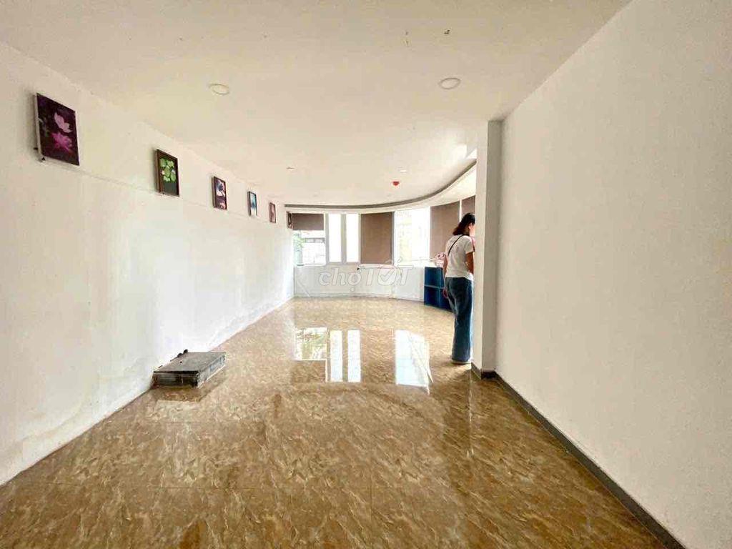 GÓC 2MT CỐNG QUỲNH - ĐỐI DIỆN PHỐ ĐI BỘ BÙI VIỆN - QUẬN 1 !!!