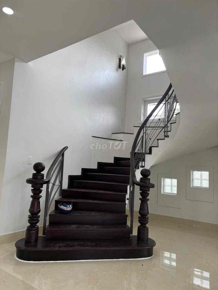 CHO THUÊ BIỆT THỰ GÓC NGUYỄN VĂN HƯỞNG THẢO ĐIỀN DTSD 800m2