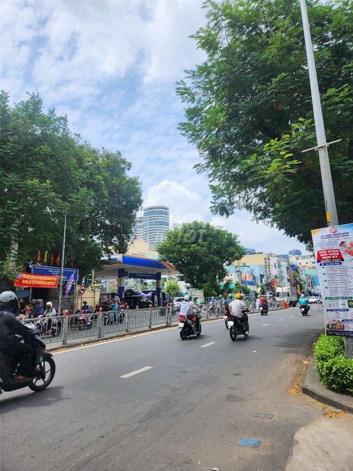 ​🔥 MẶT TIỀN 10M KHU VỰC GIÁP QUẬN 1 – GIÁ CỰC TỐT 110TR/THÁNG 🔥