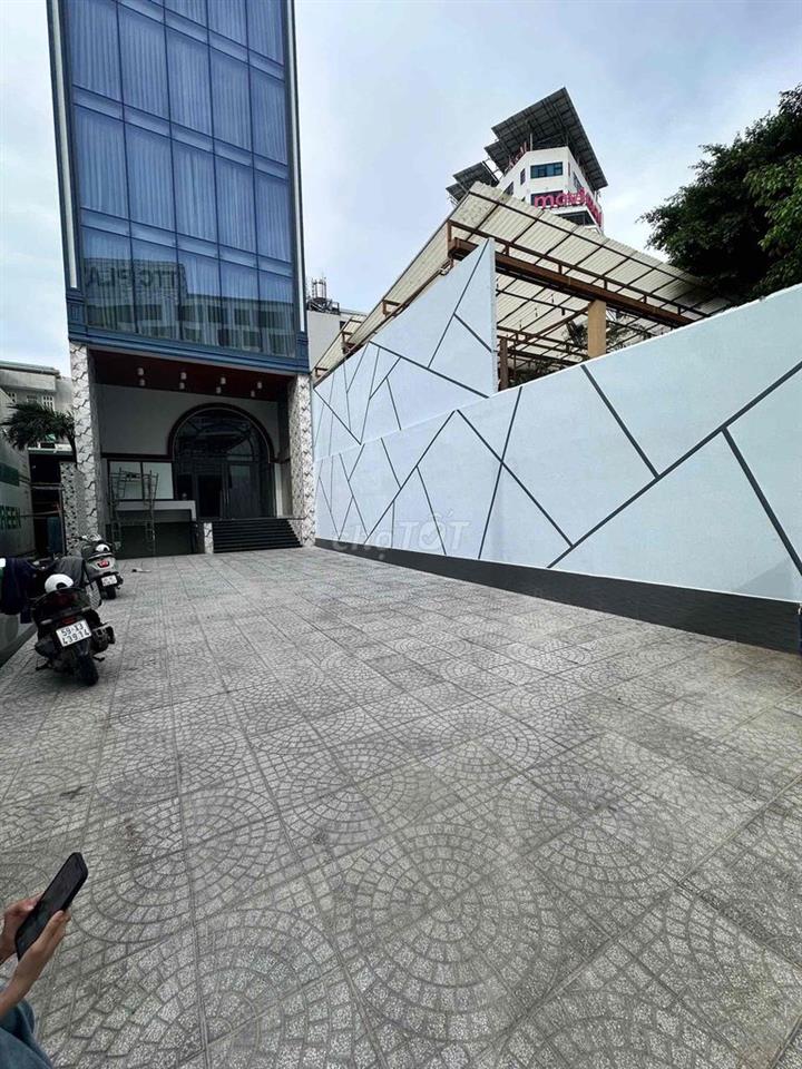 Cho thuê văn phòng cao cấp nằm tại trục đường ung văn khiêm sầm uất.