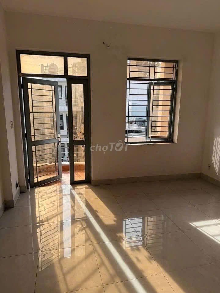 Mặt Tiền Hồ Văn Huê Ngang 4,5m DTSD 200m2 3 Tầng Có 4 Phòng nhà mới 