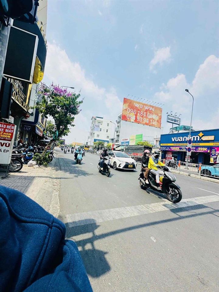 CHO THUÊ NHÀ MẶT TIỀN NGAY NGÃ TƯ PHAN VĂN TRỊ P5 GẦN EMART