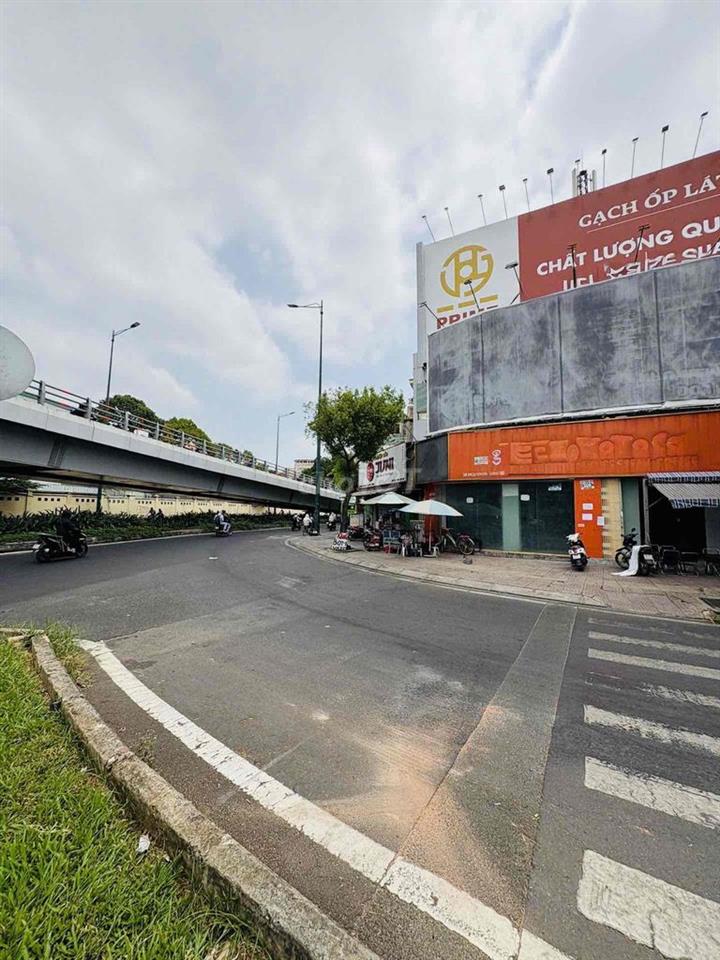 CHO THUÊ MB NGANG 13M NGAY  VÒNG XOAY NGÃ 6 PHẠM VĂN ĐỒNG NTS GÒ VẤP