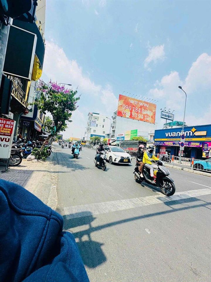 CHO THUÊ NHÀ MẶT TIỀN PHAN VĂN TRỊ NGAY NGÃ TƯ GẦN EMART