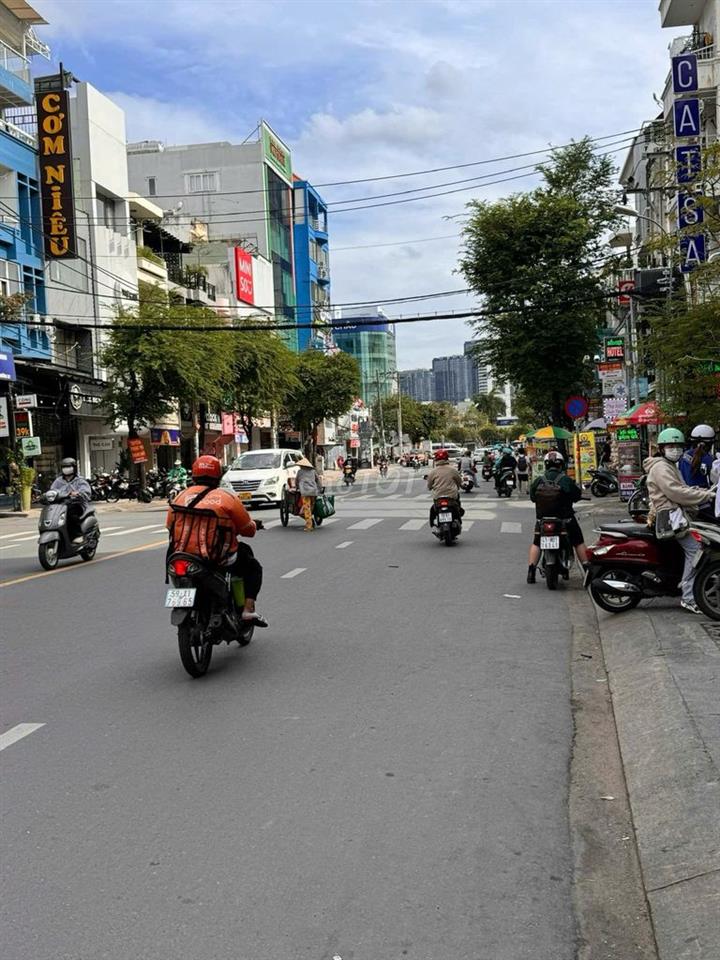 MẶT TIỀN NGUYỄN GIA TRÍ (D2) - 4x20m - 5 TẦNG - GIÁ THUÊ: 80 TRIỆU