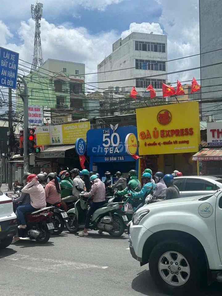 Nhà mặt tiền nguyên căn