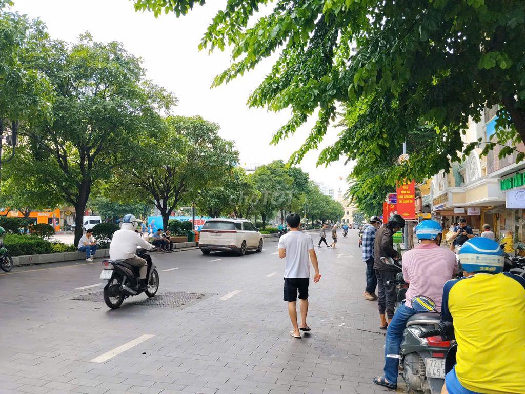MB - Phố đị bộ Nguyễn Huệ Quận 1