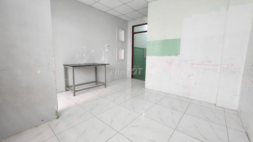 Nhà Nguyên Căn Đường Lạc Long Quân - 6PN 4WC - 4x18m
