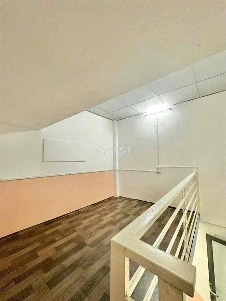 Phòng duplex gác cao ko đụng đầu
