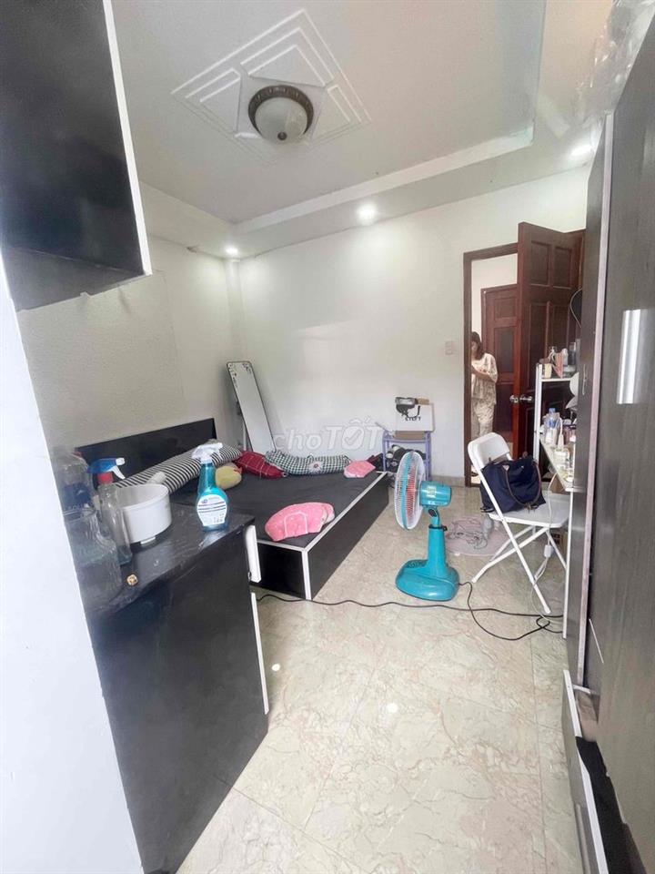 Phòng cửa sổ full nội thất