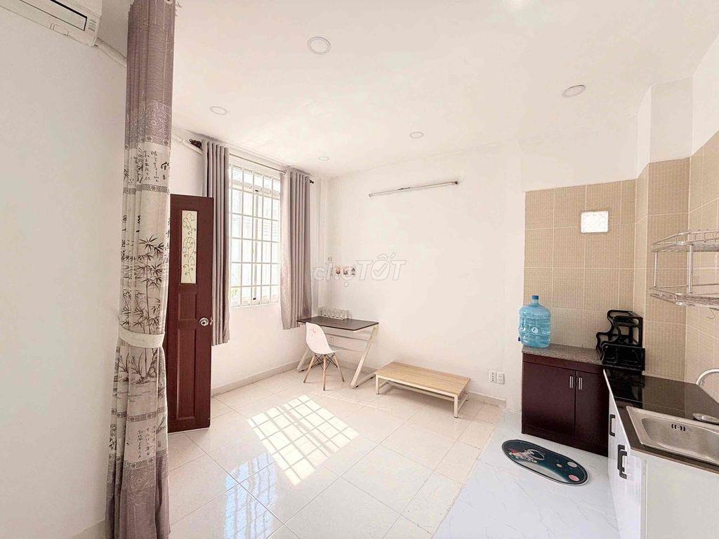 Phòng cửa sổ lớn full nội thất