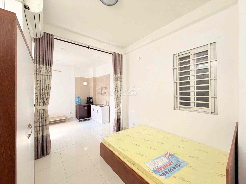 Phòng cửa sổ lớn full nội thất