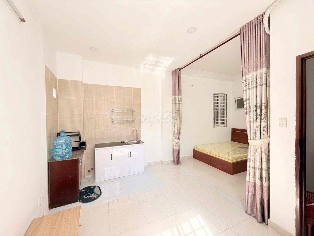 Phòng cửa sổ lớn full nội thất