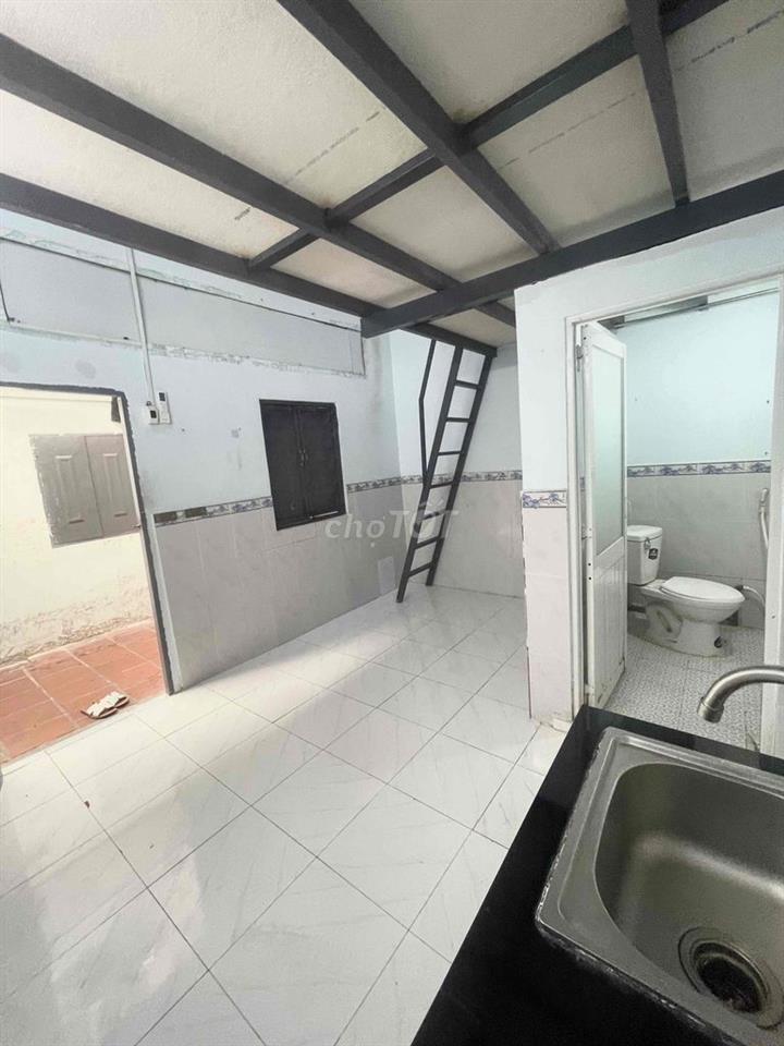 Phòng duplex gác cao ko đụng đầu