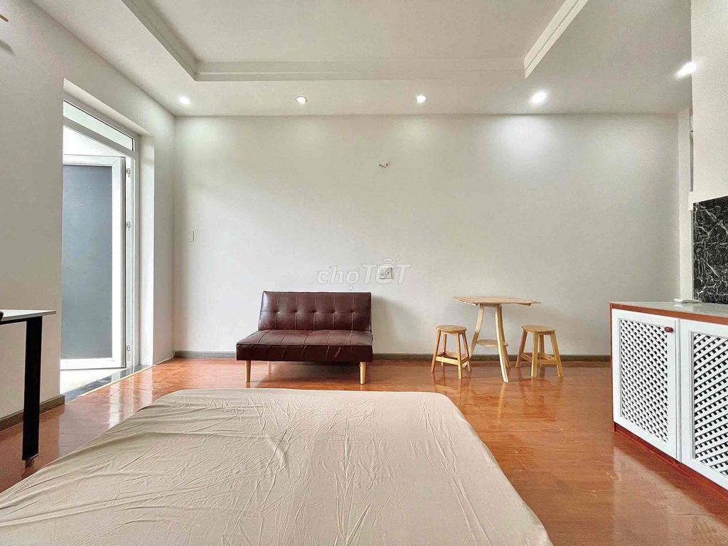 Phòng balcon trước công viên gần ĐH Văn Lang, Gigamall