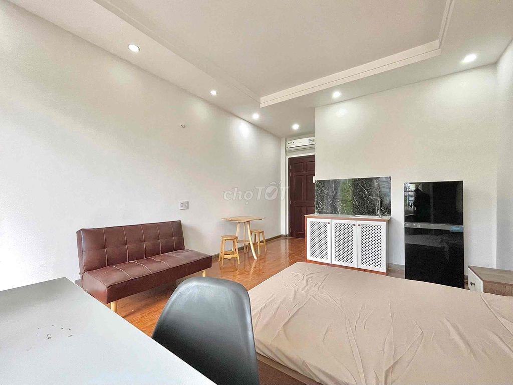 Phòng balcon trước công viên gần ĐH Văn Lang, Gigamall