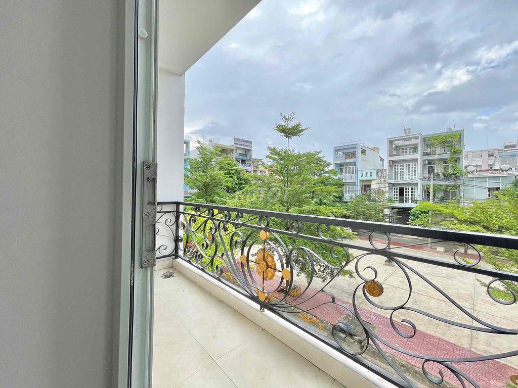 Phòng balcon trước công viên gần ĐH Văn Lang, Gigamall