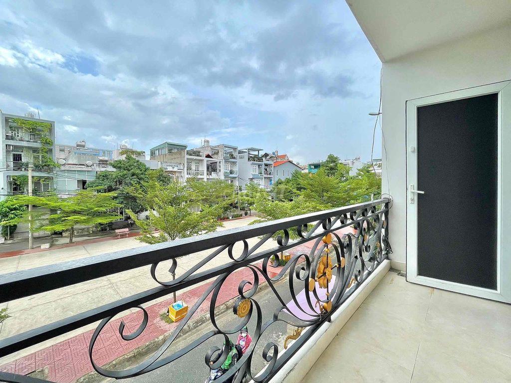 Phòng balcon trước công viên gần ĐH Văn Lang, Gigamall