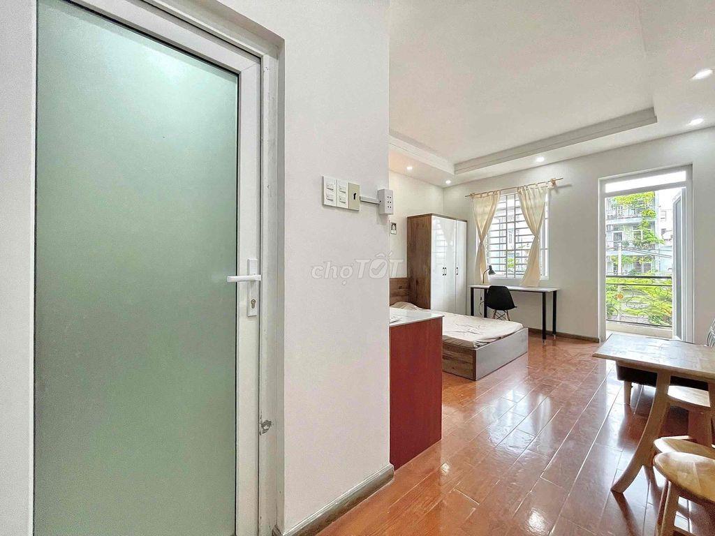 Phòng balcon trước công viên gần ĐH Văn Lang, Gigamall