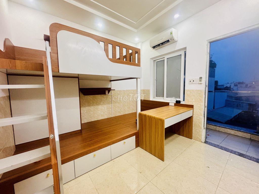 Ban công Xô viết nghệ tĩnh, Hutech ung văn khi