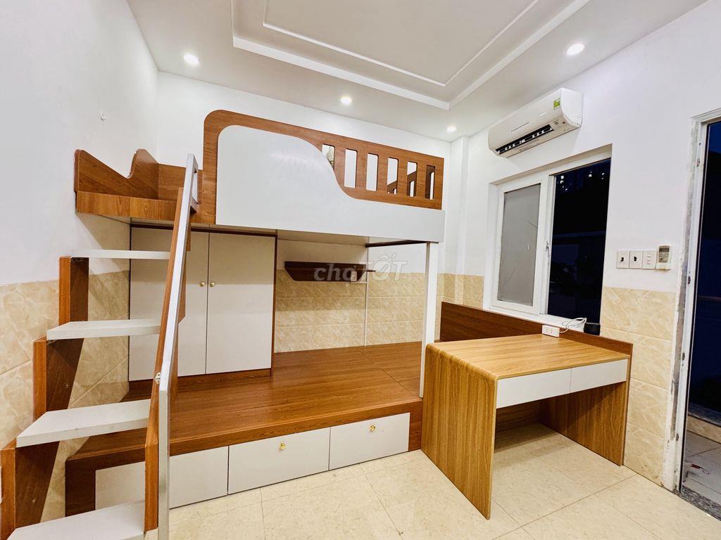 Ban công Xô viết nghệ tĩnh, Hutech ung văn khi