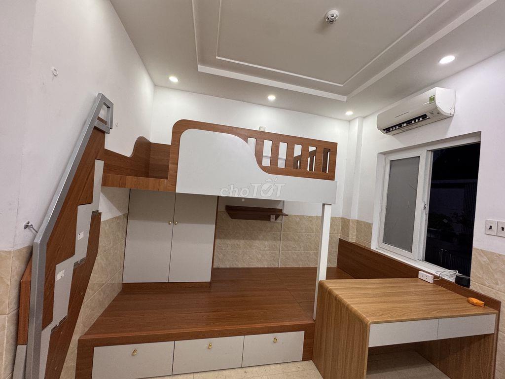 Ban công Xô viết nghệ tĩnh, Hutech ung văn khi