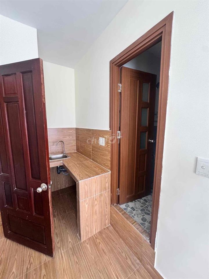 còn phòng mới xây gần chợ bà chiều full nội thất