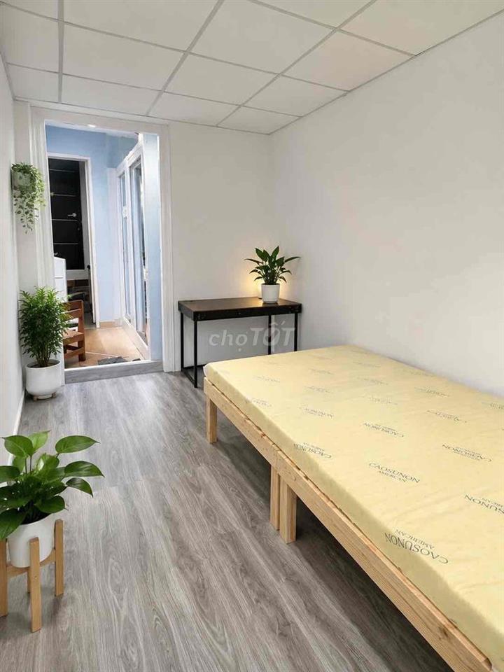 Phòng ban công giá rẻ wc riêng lầu 3