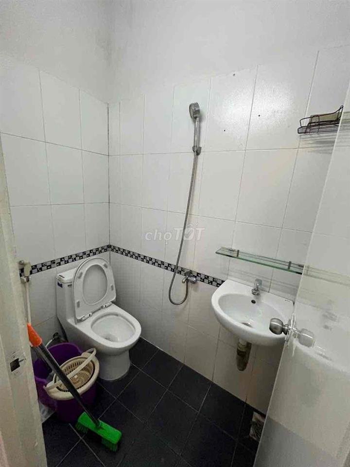 Phòng ban công giá rẻ wc riêng lầu 3