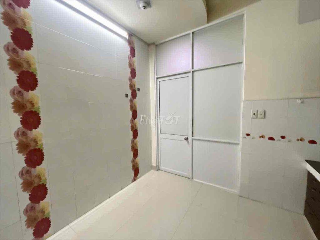 Phòng tầng trệt có bếp wc riêng