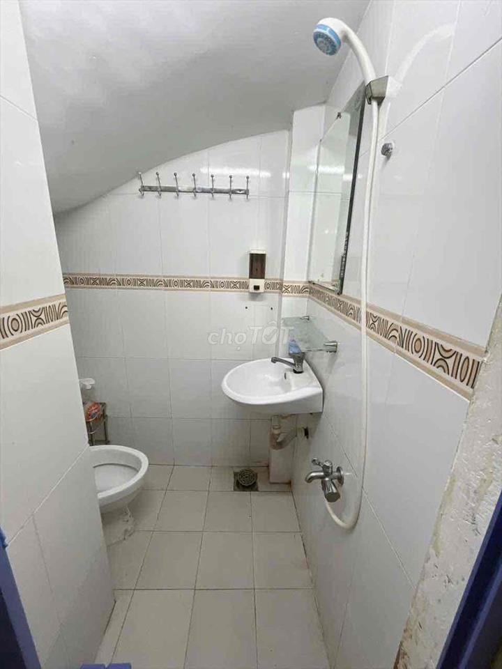 Phòng tầng trệt có bếp wc riêng